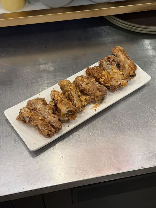 金蒜脆香骨 (Crispy Garlic Pork Ribs)